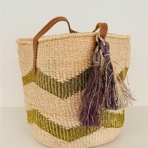 Chic Straw Tote with Leather Handle